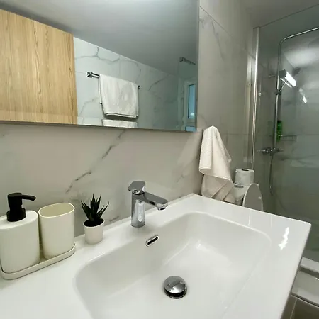 Seaside Two Bedroom Modern Flat In Tourist Area Lägenhet *