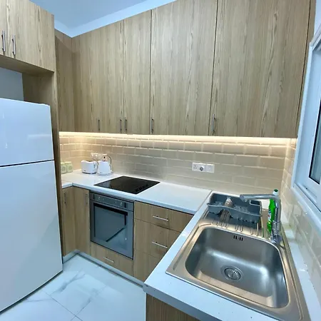 Seaside Two Bedroom Modern Flat In Tourist Area Lägenhet Paphos