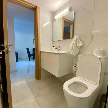 Апартаменты Seaside Two Bedroom Modern Flat In Tourist Area Пафос