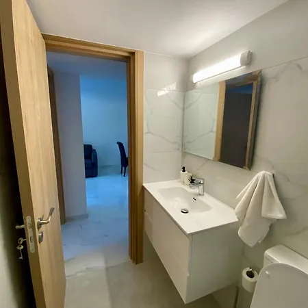Seaside Two Bedroom Modern Flat In Tourist Area Lägenhet