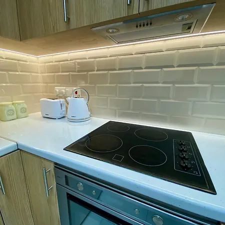 Seaside Two Bedroom Modern Flat In Tourist Area *