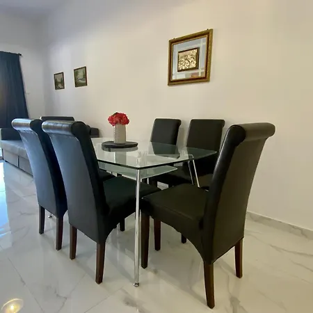 Seaside Two Bedroom Modern Flat In Tourist Area