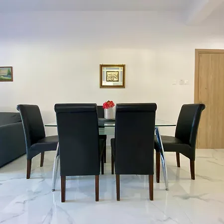 Seaside Two Bedroom Modern Flat In Tourist Area Lägenhet Paphos