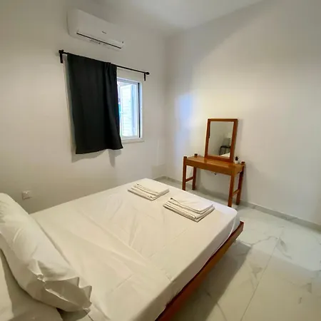 Seaside Two Bedroom Modern Flat In Tourist Area