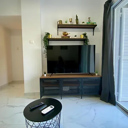 Апартаменты Seaside Two Bedroom Modern Flat In Tourist Area