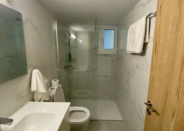 Seaside Two Bedroom Modern Flat In Tourist Area Πάφος