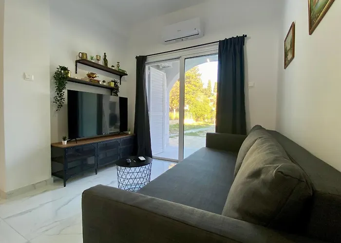 Seaside Two Bedroom Modern Flat In Tourist Area アパート パ フォス