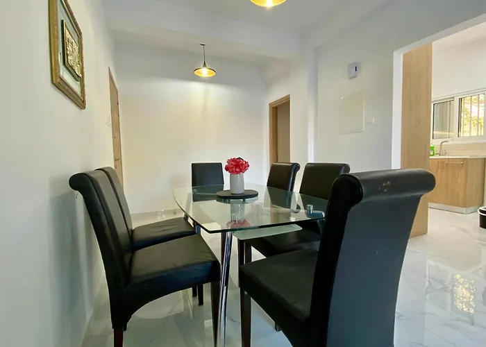 Seaside Two Bedroom Modern Flat In Tourist Area *