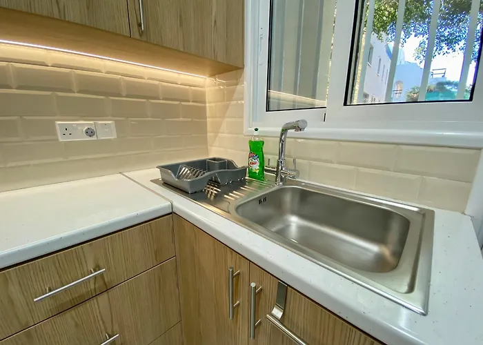 Seaside Two Bedroom Modern Flat In Tourist Area Πάφος