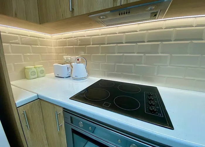 Seaside Two Bedroom Modern Flat In Tourist Area *