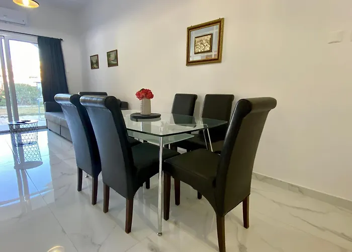 Seaside Two Bedroom Modern Flat In Tourist Area