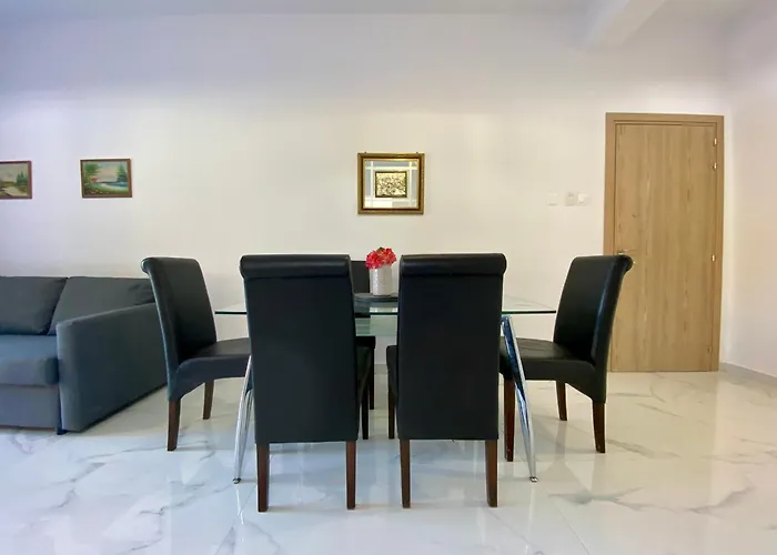 Seaside Two Bedroom Modern Flat In Tourist Area Διαμέρισμα Πάφος