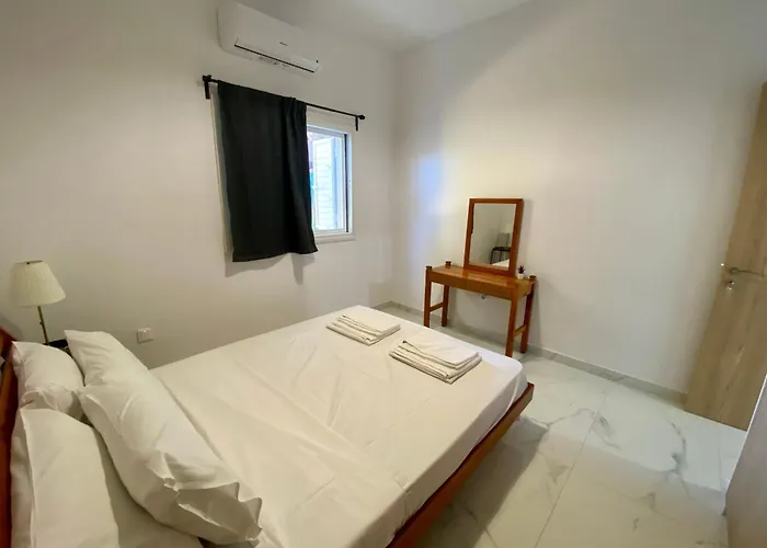 Seaside Two Bedroom Modern Flat In Tourist Area