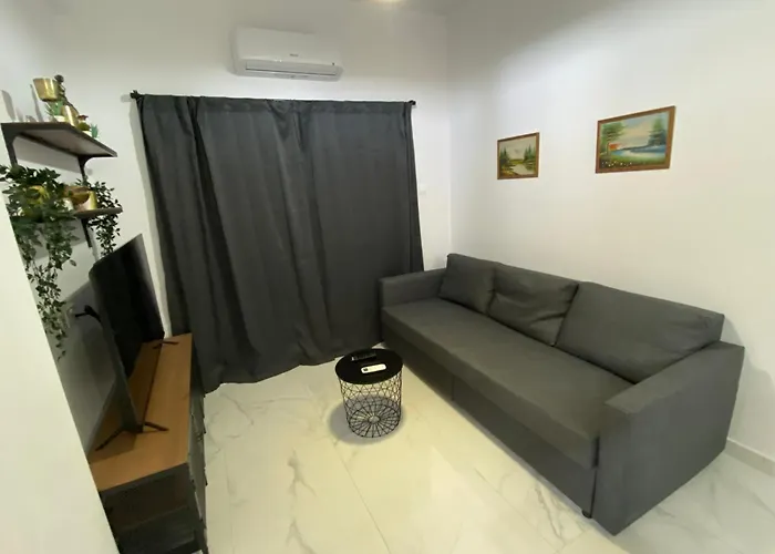 Seaside Two Bedroom Modern Flat In Tourist Area * Πάφος