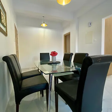 Seaside Two Bedroom Modern Flat In Tourist Area *